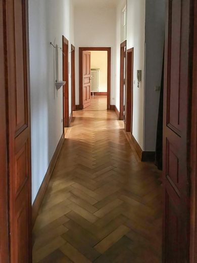 Düsseldorf'ta 2 balkonlu ve ankastre mutfaklı, özel ve hayranlık uyandıran 5 odalı eski bina dairesi – Flur