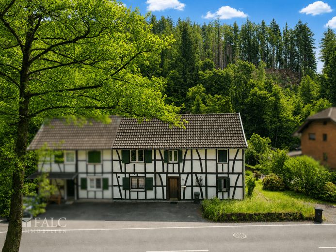 Fachwerkhaus mit Charme - Doppelhaushälfte zur individuellen Gestaltung – Außenansicht