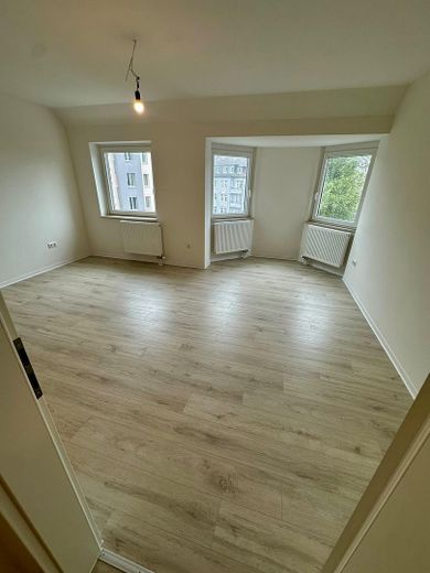 Großzügige 4,5-Zimmer-Wohnung mit ca. 135 m², Balkon, 2 Bädern, Aufzug und Garage in Düsseldorf-Bilk – Schlafzimmer
