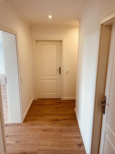 3-Zimmer-Wohntraum am Mittellandkanal – saniert, bezugsbereit & mit Weitblick – Flur 
