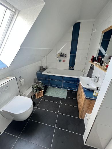 Modernisiertes Einfamilienhaus mit Kamin,Wallbox,bezugsfertig & tollem Wohngefühl – Neues Wannenbad Obergeschoss