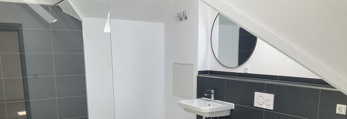 Frisch renovierte Maisonette mit Balkon, Fahrstuhl und Tiefgaragenstellplatz