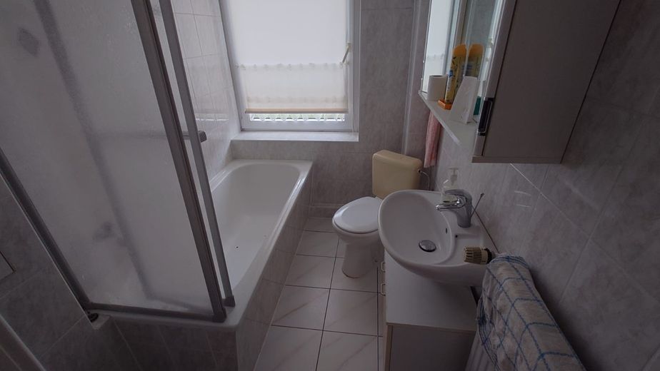 ohne Prov.: 3-Raum-Wohnung, große Küche, Bad mit Fenster, Wanne+Dusche, schön saniert+renoviert – Foto 2