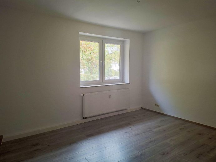 Sonniges Wohnglück mit Parkett, Balkon & frisch saniertem Wannenbad in Essen-Haarzopf – Schlafzimmer
