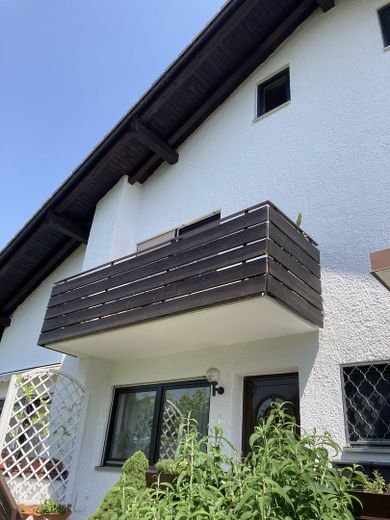 Mükemmel konumda 3,5 odalı Quadro ev! Çok aydınlık hobi odası! – Hausansicht mit Balkon 