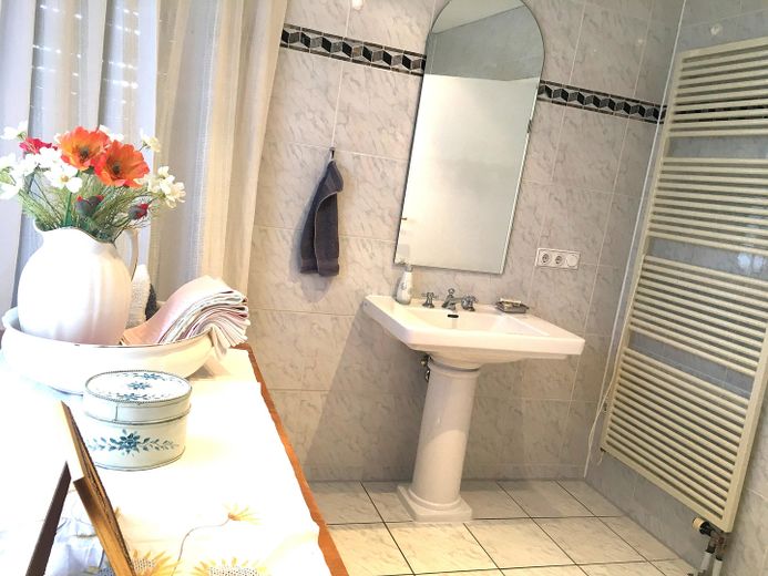 Güneşli güney bahçesi, ticari birimi ve çeşitli kullanım olanaklarıyla temsili villa – Gäste-WC im EG
