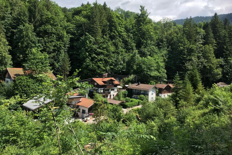 LOFTHAUS AM ALPBACH – eine seltene Gelegenheit im ursprünglichen Teil des Tegernseer Tals – Lage I