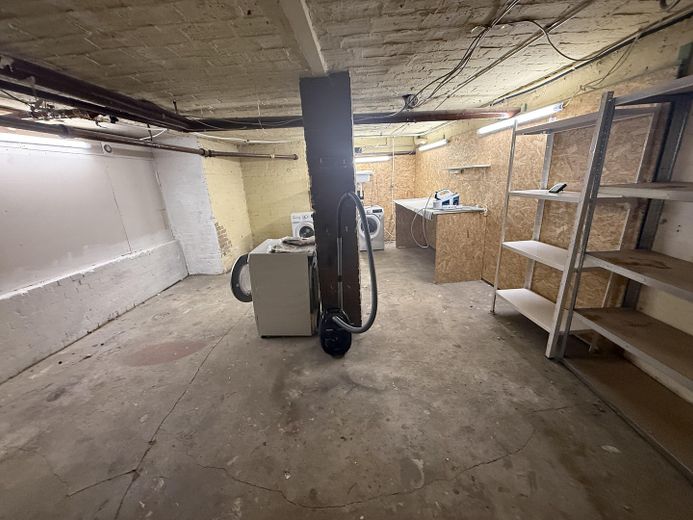 100 m² Lagerfläche | Strom, Wasser, WC | Bayerischer Platz | auch teilbar – Raum 1 - 30qm