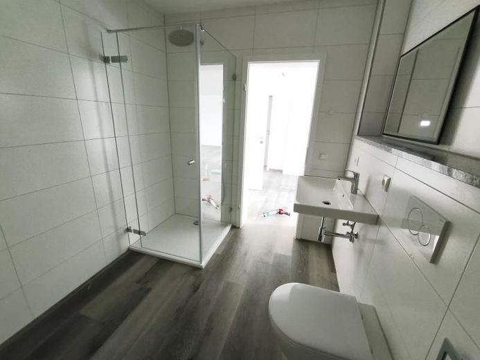 2 Zi. Wohnung (Nr. 8) im OG mit Balkon – Bad mit Dusche und Waschmaschinenanschluss Bild 3