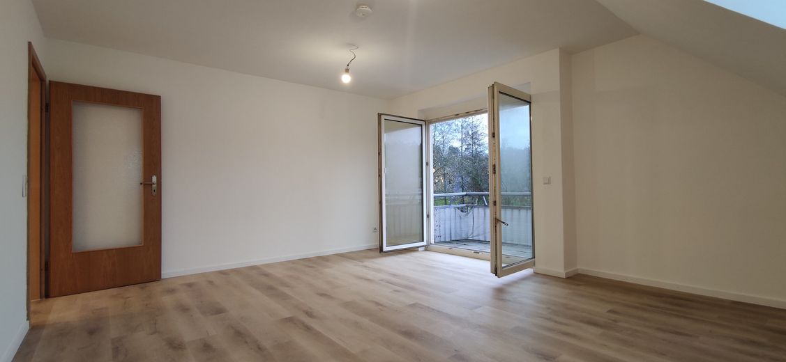 Modernisierte 2-Zimmer Wohnung im 2. OG mit EBK, Balkon, KFZ-Stellplatz und Kellerabteil – Wohnzimmer
