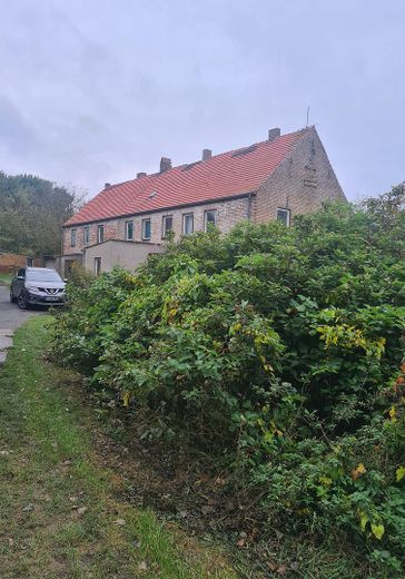 Investmentchance auf Rügen: Mehrfamilienhaus + ca. 3.087 m² Grundstück, Wasser-/Ostseenähe – Totalansicht