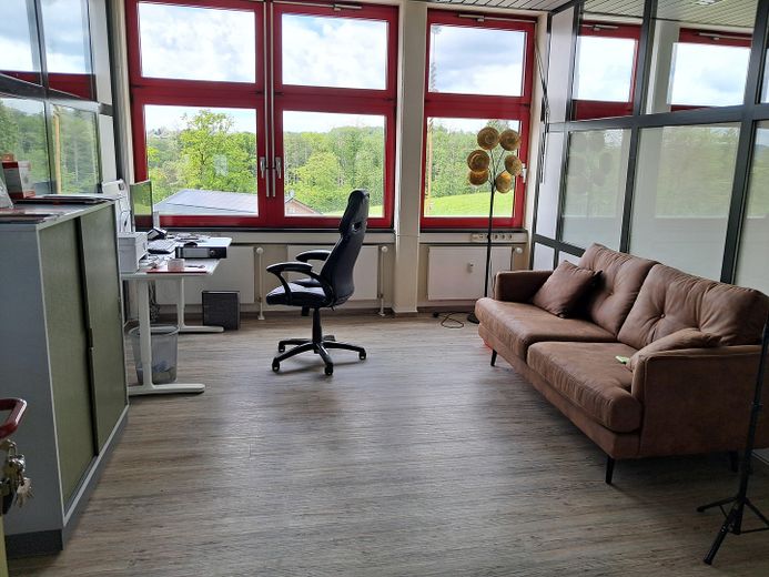 Verwaltungsgebäude, bei Bedarf mit kleiner Halle, Ortsteil 53577 Neustadt/Wied, zu vermieten – Büro Dachseite 19