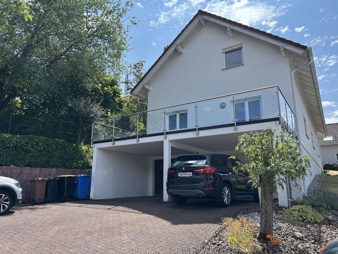 3,5Zi-Maisonette-Wohnung,2Garagen,Balkon,Küche,Kamin,GästeWC,Niedernhausen,Schäfersberg. – Ansicht Zufahrt/Balkon