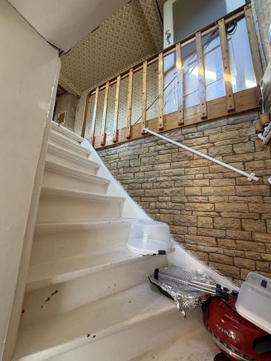 *Gegen Gebot*Bauernhaus / Hofreite  mit Nebengebäude* – Aufgang DG
