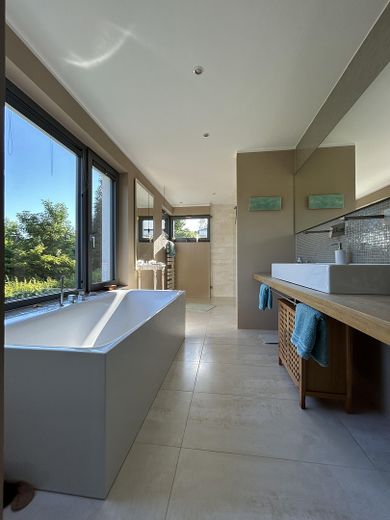 بدون عمولة: منزل علوي بتصميم مستوحى من الطبيعة – سكن استثنائي في قلب بنسبرغ – Bad en Suite