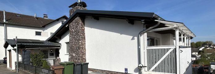 Modernisiertes Einfamilienhaus mit PV-Anlage, Doppelgarage & viel Platz – Front Außen mit Stellplatz