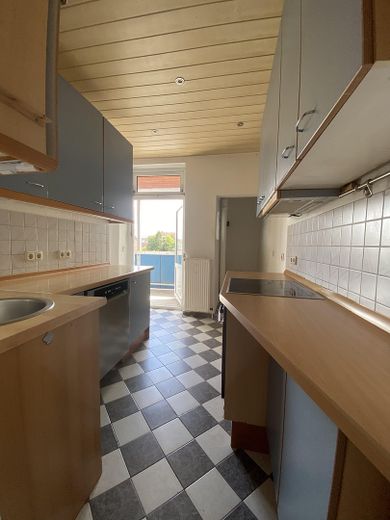 Sofortbezug! Helle 5-Zimmer-Altbauwohnung m. Balkon über den Dächern von Kiel zu kaufen. – Küche und Balkon