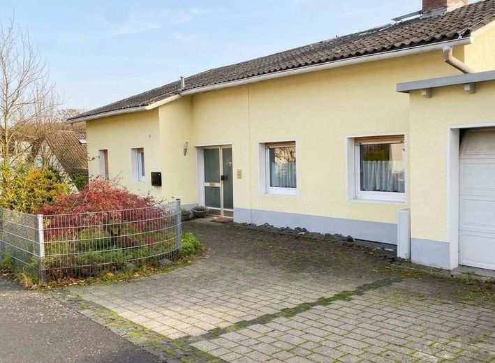 Renoviertes Mehrfamilienhaus in Bestlage direkt in Lollar – Außenansicht