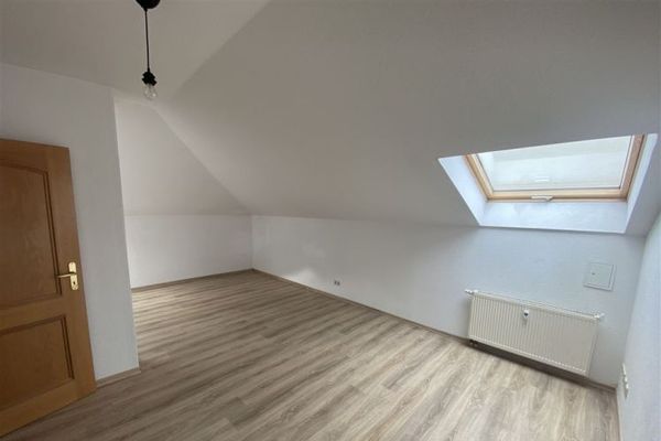 sehr zentrale 3 Zimmer-Dachgeschoss-Whg.* hell* Laminat* innenl. Küche* Bad mit Wanne*