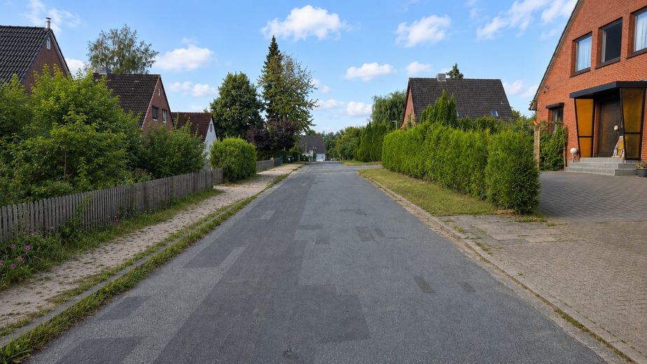 880 m² Baugrundstück ohne Baubindung mit genehmigter Planung für zwei Einfamilienhäuser – Verkehrsruhige Straße