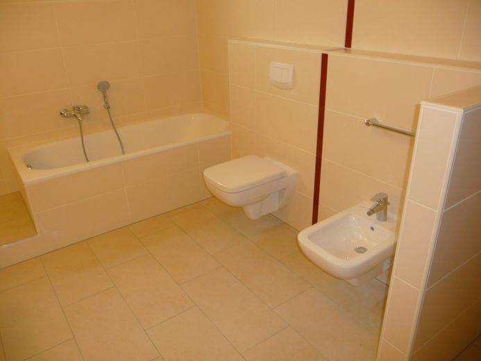 Uso proprio/investimento: edificio plurifamiliare completamente ristrutturato a regola d’arte, con 3 unità abitative di pregio su 4 piani – Badezimmer Souterrain