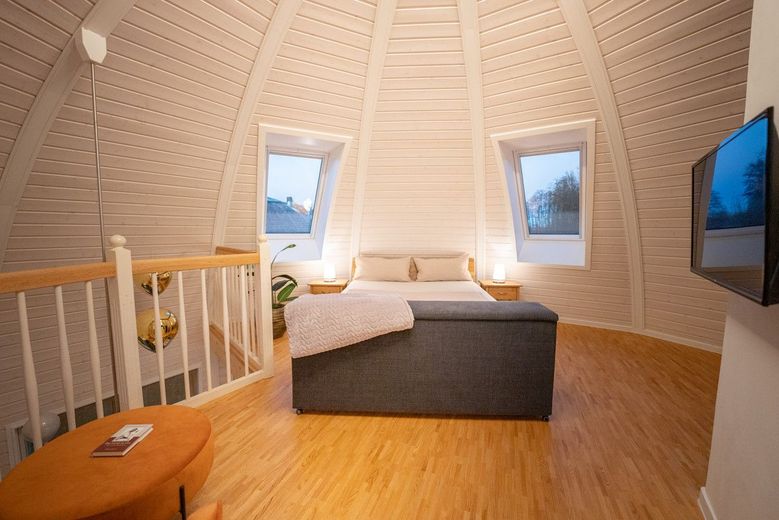 HORN IMMOBILIEN ++ Wustrow Kugelhaus am See - das "Kugellager" in hochwertiger ökologischer Bauweise – Empore offen gestaltet