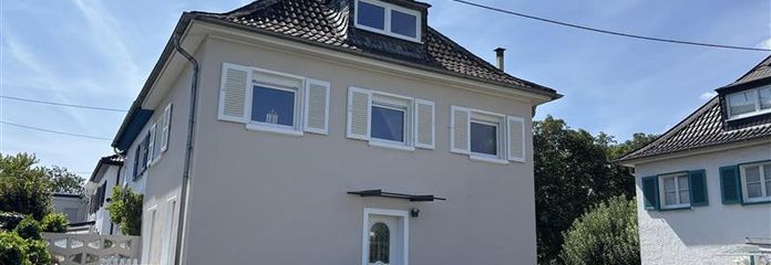 Modernisierte Doppelhaushälfte mit großem Garten & Terrasse – sofort bezugsfrei – Frontansicht
