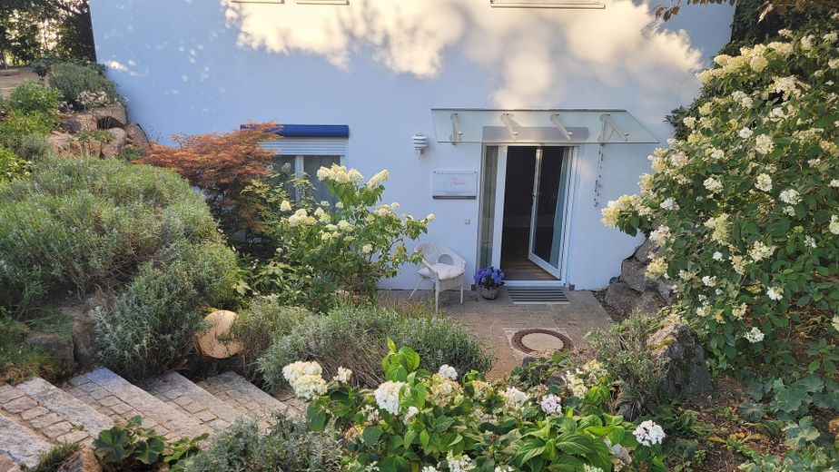 Freistehendes Familienhaus in ruhiger Sackgasse – 223 m², Dachstudio&separater Bürobereich – Zugang Praxisraum