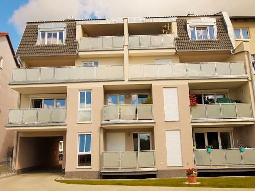 Wohnen und Arbeiten an einem Ort? Moderne Stadtwohnung mit Dachterrasse. – Balkonseite Innenhof