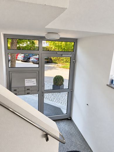 Helle Büro/ Praxisräume in Burghausen - ca. 100 (optional 200 m²) mit vielseitiger Aufteilung – heller Hauseingang