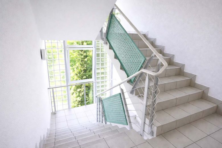 VERMIETETE EIGENTUMSWOHNUNG IN SCHÖNER LAGE – Blick ins Treppenhaus