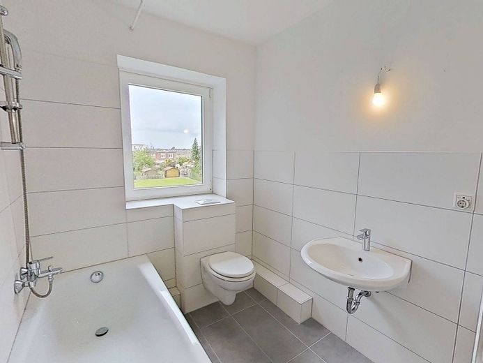 EINZIEHEN UND BIS ZU 3 KALTMIETEN SPAREN: Große 3-Zimmer-Wohnung mit BALKON und EBK in Kappeln-Ellenberg – Ansicht I: Bad