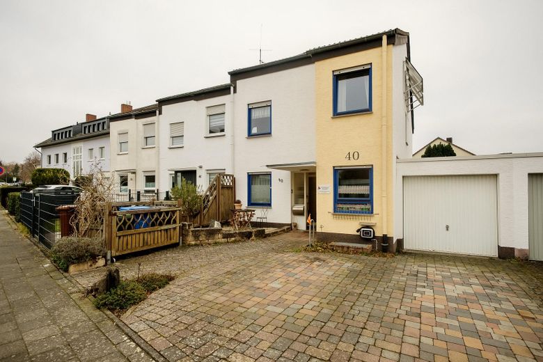 Frontansicht mit Stellplätzen