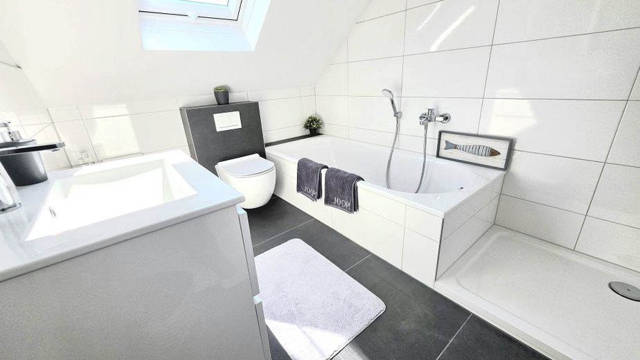 Einziehen und wohlfühlen, bezugsfertige Maisonette mit Balkon und Garten ✅provisionsfrei✅ – Tageslichtbadezimmer