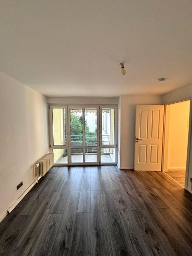 Provisionsfreie, modernisierte 3-Zimmer-Wohnung mit Wintergarten und Garagenbox, bezugsfrei – Zimmer mit Balkonzugang