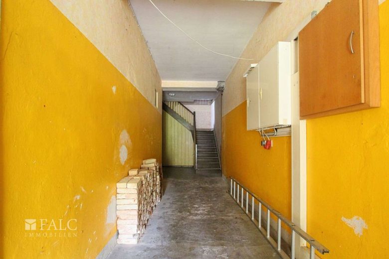 Traumlage: jetzt einmalige Gelegenheit für Ihr Projekt sichern! – Flur Haupthaus