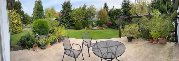 die Terrasse mit Gartenblick