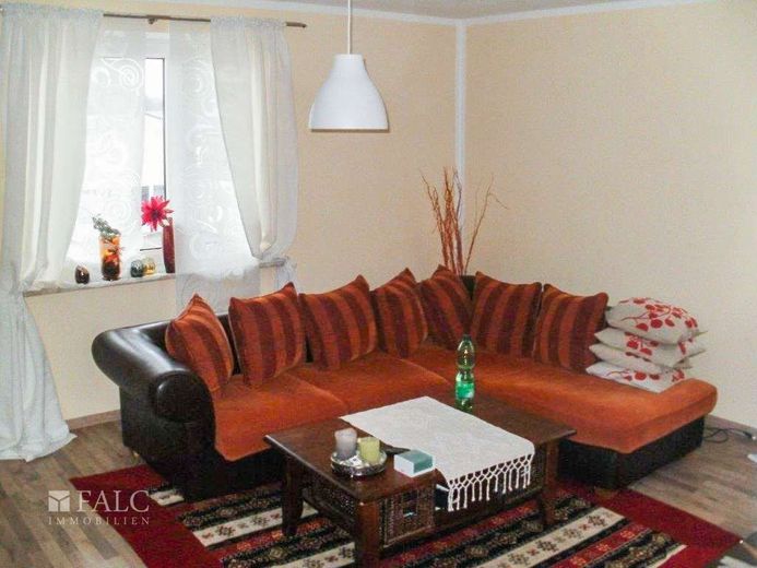 Commercial property with high return and potential – Wohnzimmer Vorderhaus
