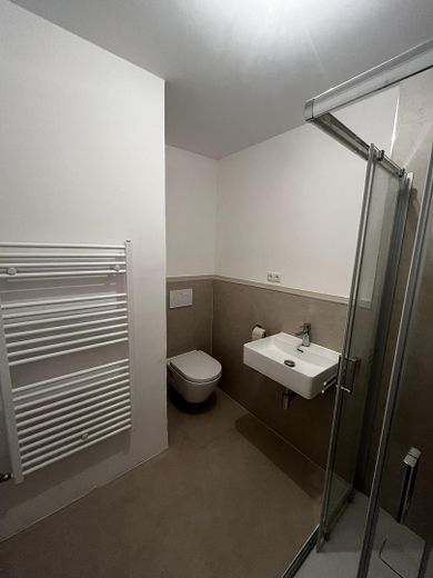 2-Zimmer-Wohnung in Augsburg – kernsaniert, Balkon, Weitblick, bezugsfertig – Bad