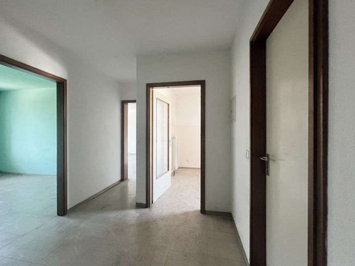 Bezugsfreie 3-Zimmer-Wohnung mit Balkon & Aufzug | Provisionsfrei | Sofort verfügbar – Flur