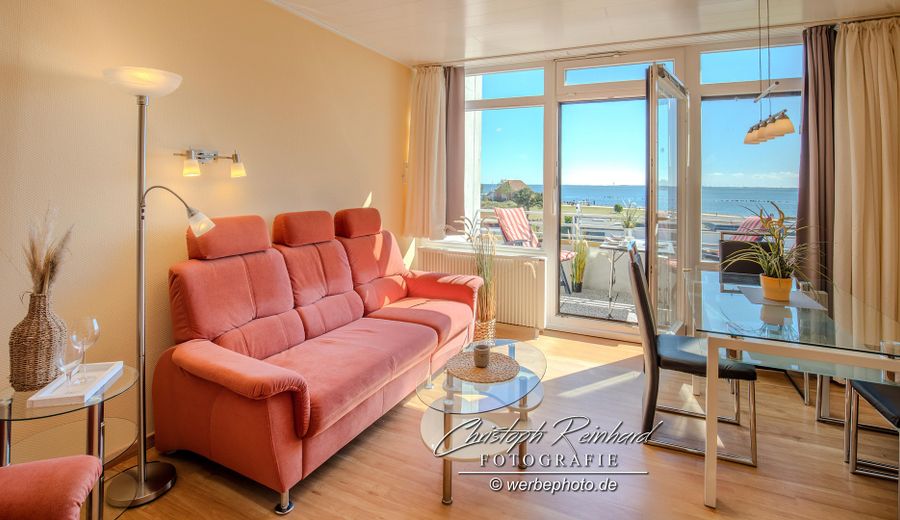 Vista mozzafiato sul Mar Baltico: appartamento vacanze di 2 locali Südstrand Fehmarn – Bequemes Sofa im Wohnzimmer