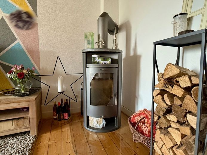 Fröndenberg/Ruhr: Altbau-ETW mit Charme und großen Räumen - Einfach riesig! – Wohn-/Essbereich mit Kaminofen
