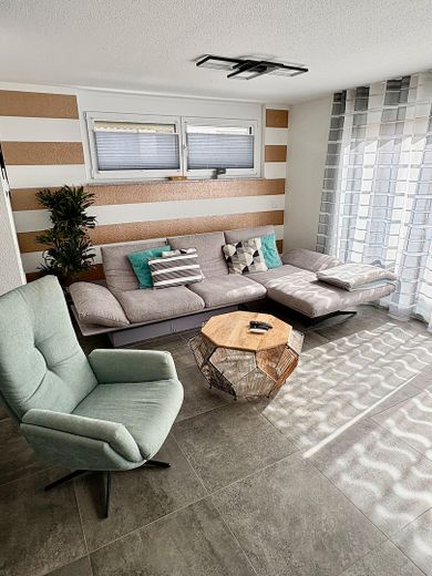 Moderno casa a schiera d'angolo in posizione adatta alle famiglie – Wohnbereich