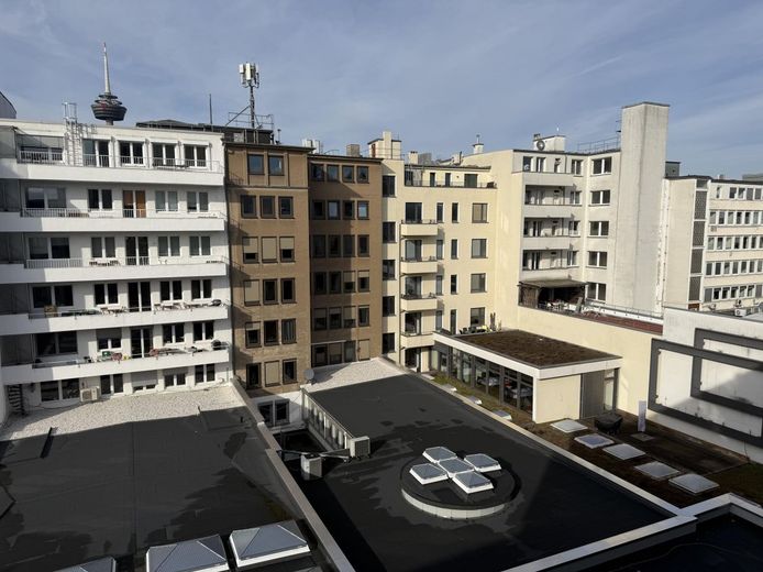 Im Alleinauftrag! Büro mit Terrasse vis a vis zum Gerling Quartier – Innenhofblick