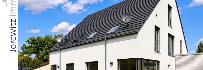 Bi-Senne: Moderne und helle Doppelhaushälfte (KfW-Effizienzhaus 55) mit Garten und Carport