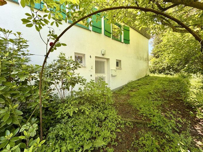 Absolute Rarität: Bungalow in Schildgen mit 6.612 m² Grundstück in direkter Waldrandlage – Eingangsbereich
