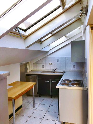 Dachgeschosswohnung mit Dachterrasse und Rheinblick – Separate Küche