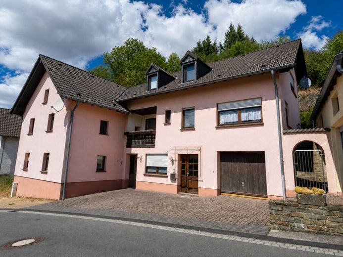 Zwei Familienhäuser, zwei Garagen & 2.842 m² Grundstück – vielseitiges Anwesen in Plütscheid – फोटो 1
