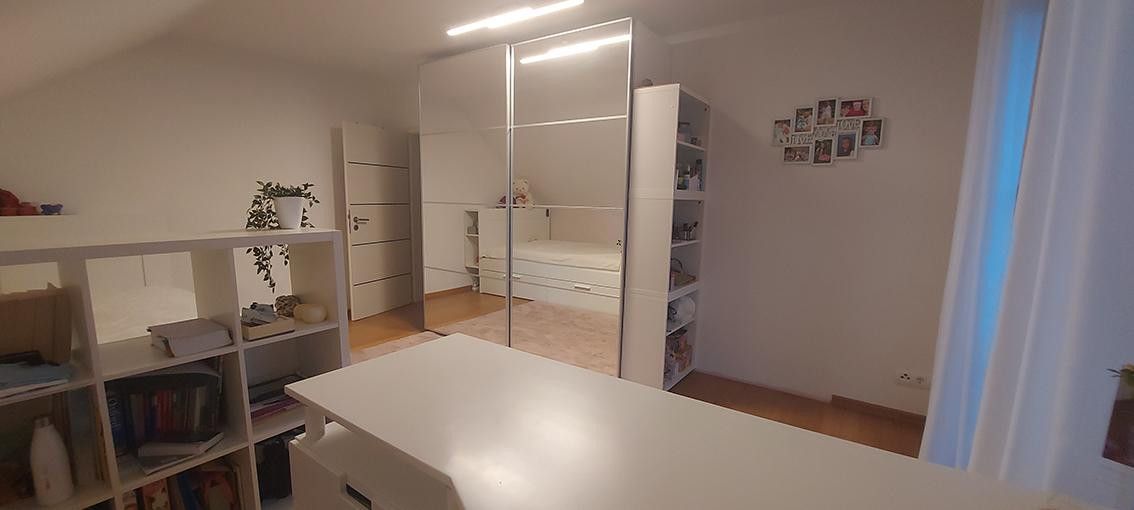 Geräumiges und modernisiertes 8-Zimmer-Einfamilienhaus mit geh. Innenausstattung in bester Lage – Schlafzimmer 1 OG