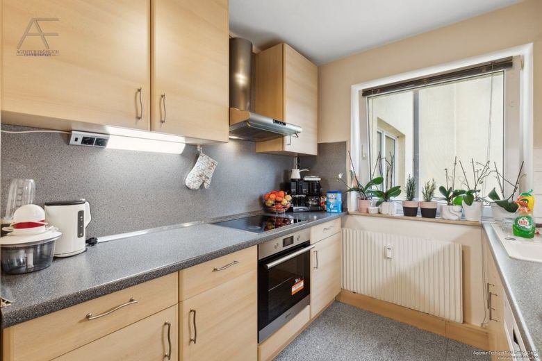 Wohnen, wo andere Urlaub machen - hochwertig renovierte 3-Zimmer-Wohnung nahe Schliersee – Küche_01